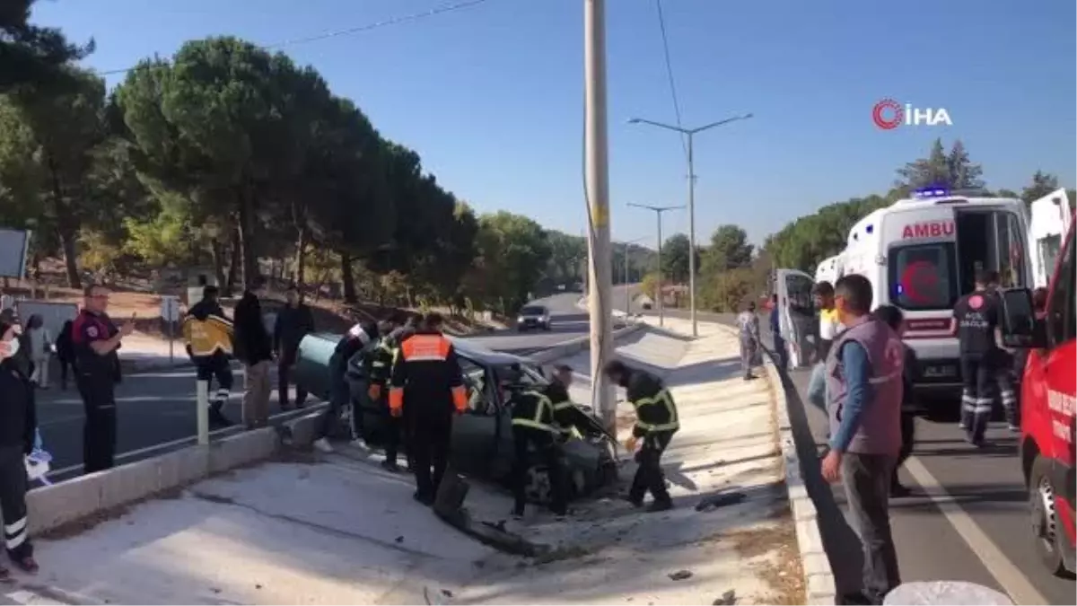 Son dakika haberleri... Burdur\'da trafik kazası: Anne ve iki çocuk yaralı kurtuldu, baba hayatını kaybetti