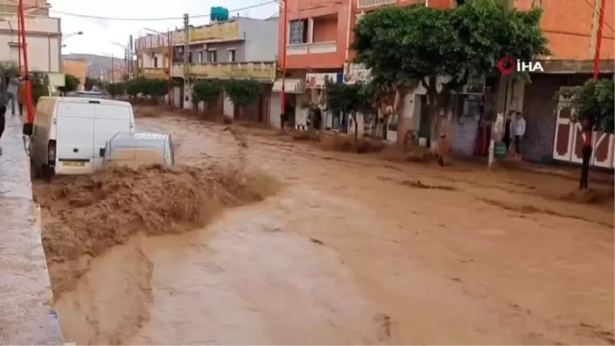 Cezayir\'i sel vurdu: Onlarca araç sürüklendi, evler sular altında kaldı
