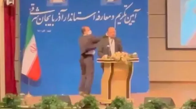 Herkesin gözü önünde yeni atanan valiye Türkçe konuş tokadı! Ses tüm salonda yankılandı Herkesin gözü önünde yeni atanan valiye Türkçe konuş tokadı! Ses tüm salonda yankılandı