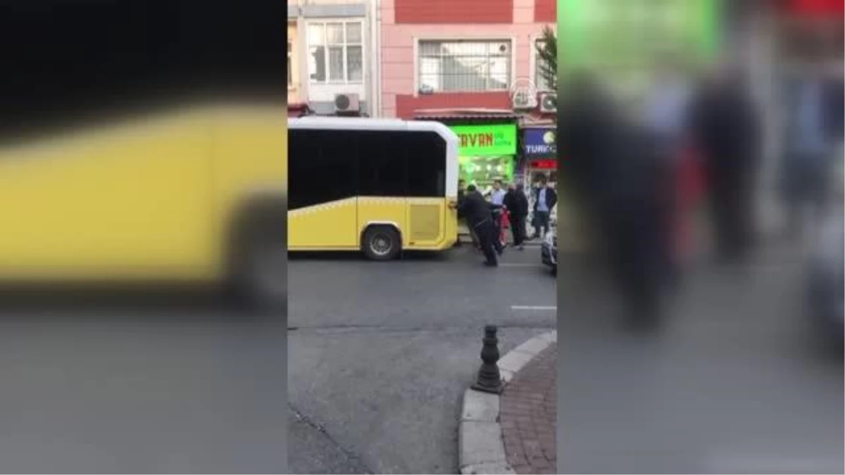 Fatih\'te arızalanan İETT otobüsü vatandaşlar tarafından itildi