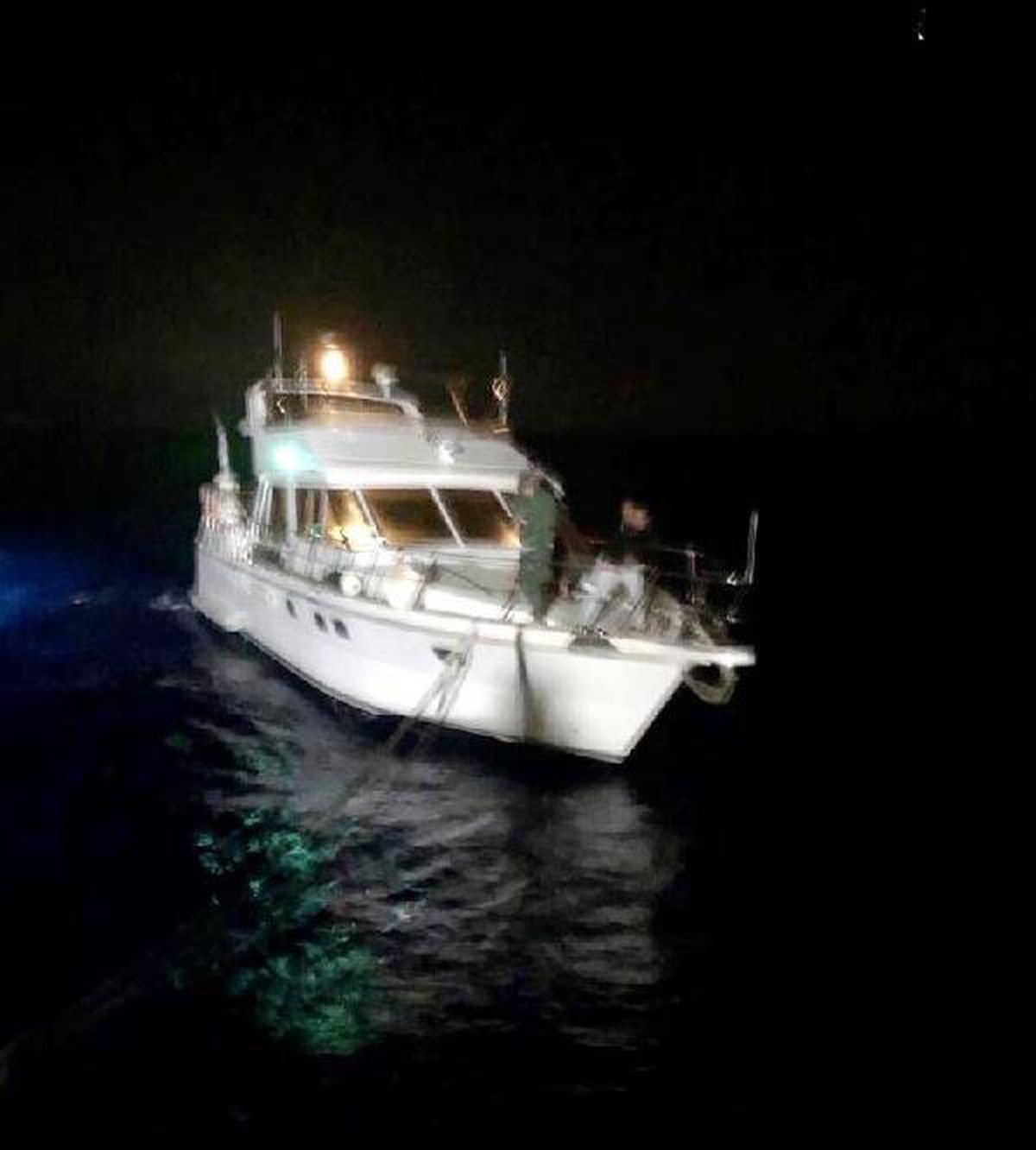 Fethiye açıklarında arızalanan teknedeki 4 kişi kurtarıldı