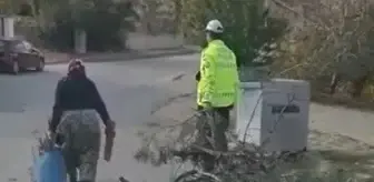 Trafik polisinden yürek ısıtan hareket! Yaşlı kadını halini görünce düşünmeden yardımına koştu