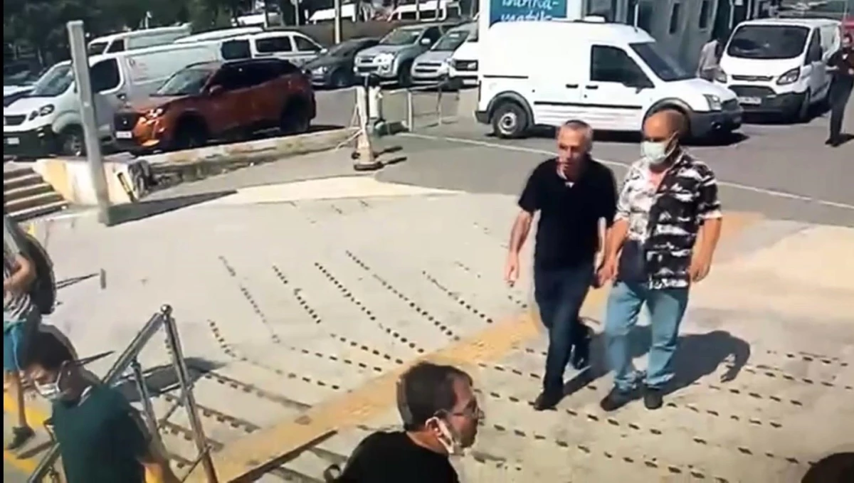 İstanbul\'da iş bulma vaadiyle dolandırıcılık: Kandırdığı kişilerin cep telefonlarını çalan şahıs kamerada