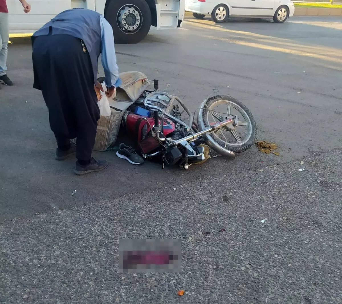 Kamyonetin altına giren motosiklet sürücüsü yaralandı