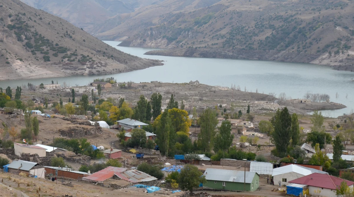 Kars\'ta Karakurt HES Barajı\'nda su seviyesi düştü