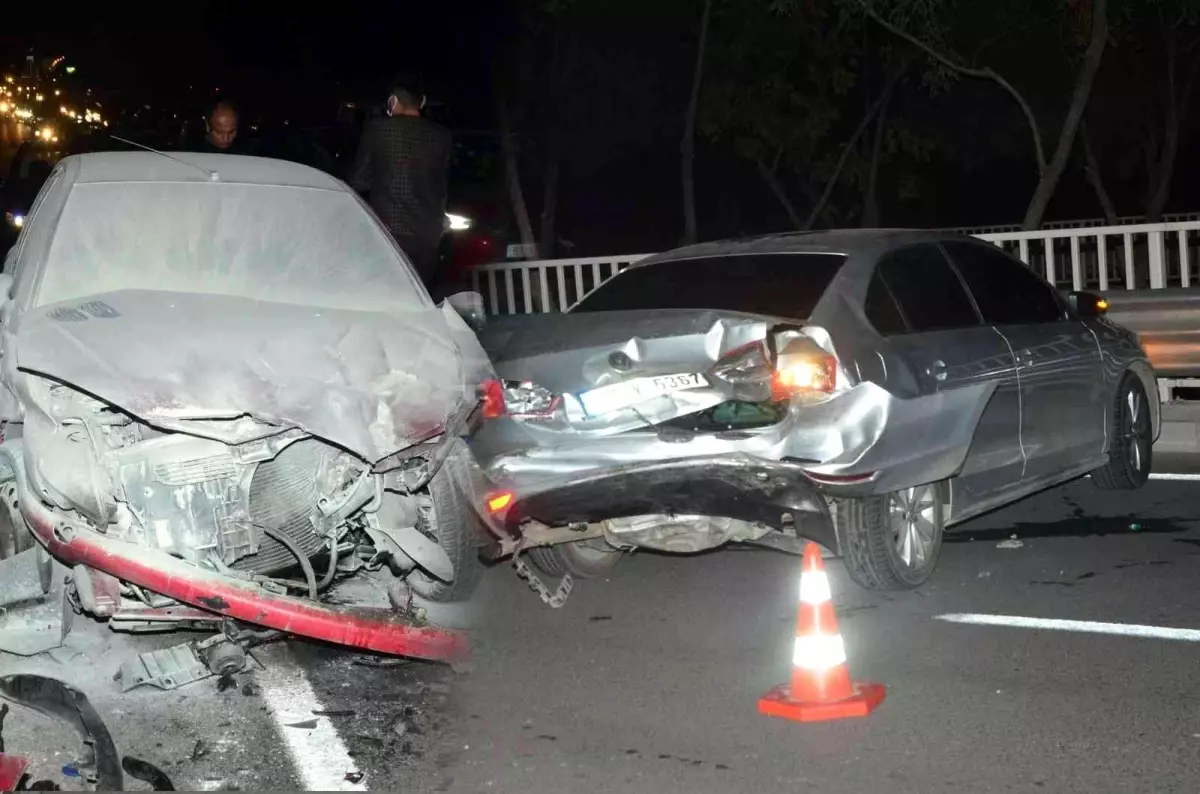 Son dakika haberi... Makas attığı iddia edilen sürücü kaza yaparak 4 araca zarar verdi