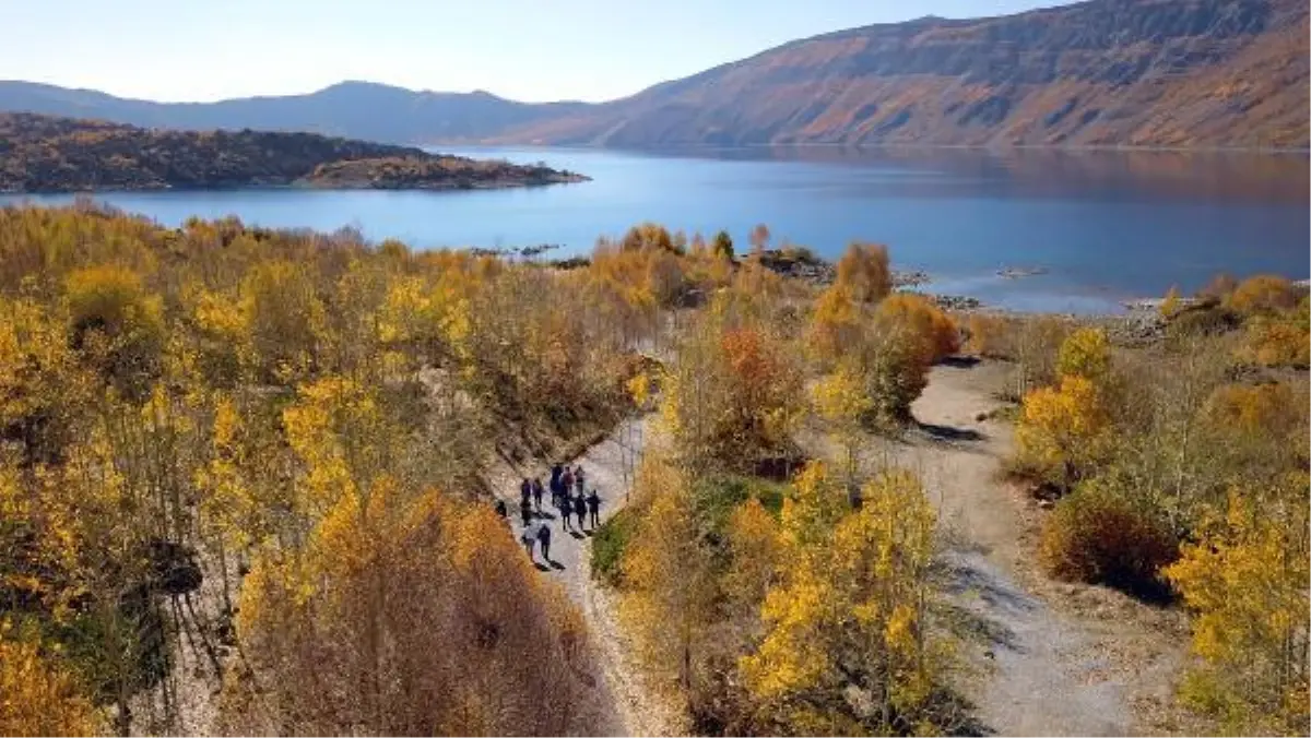 NEMRUT\'TA DOĞA YÜRÜYÜŞÜ YAPIP, HALAY ÇEKTİLER