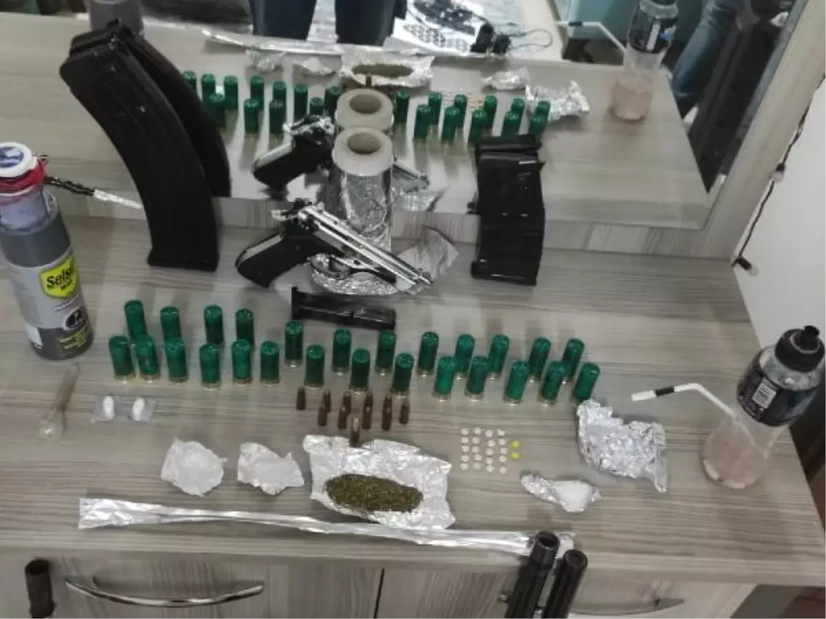 Son dakika haberi... POLİSTEN KAÇAN SÜRÜCÜNÜN OTOMOBİL VE EVİNDEN SİLAH VE UYUŞTURUCU ÇIKTI