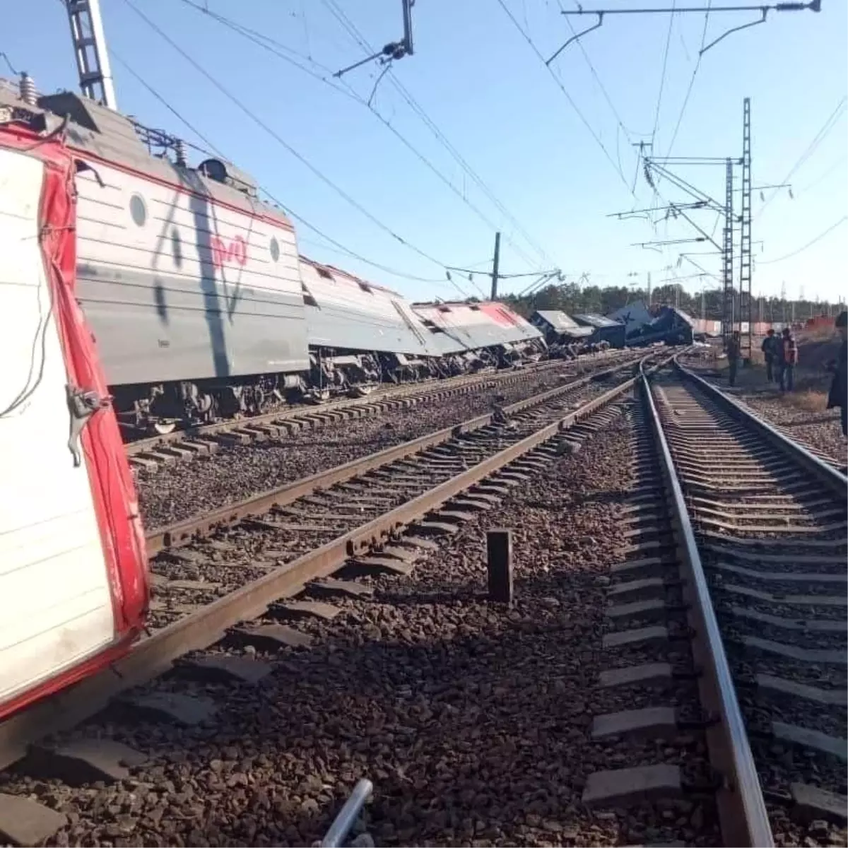 Rusya\'da yük treni otomobille çarpıştı: 1 kişi öldü, 14 vagon raydan çıktı