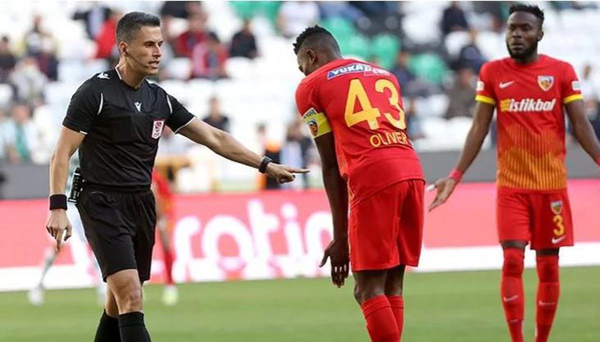 Kayserispor'un kaptanı Bernard Mensah, Konyaspor yenilgisinin ardından kanlar içinde kalan bacağını paylaştı