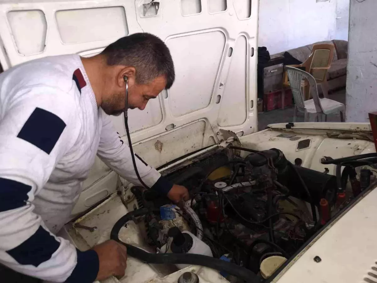 Stetoskoplu oto tamircisi görenleri hayrete düşürüyor