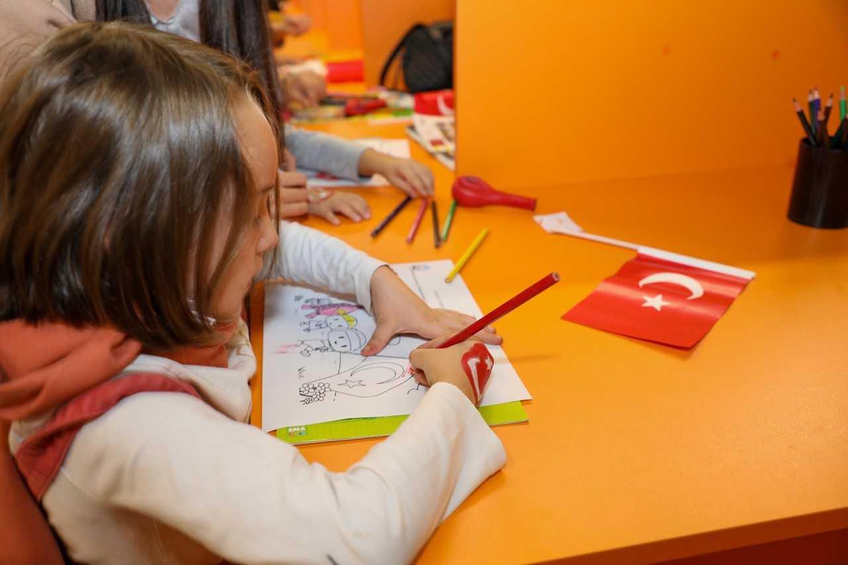 Talas Belediyesinin Cumhuriyet Bayramı kutlamaları kitap okuma şenliğiyle başladı