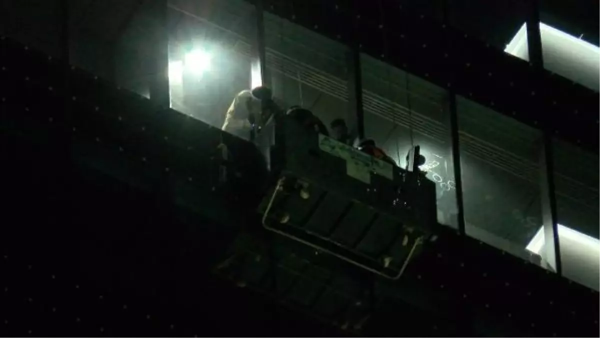 Plazanın dış cephe camlarını temizleyen 2 işçi, bozulan asma asansörde mahsur kaldı