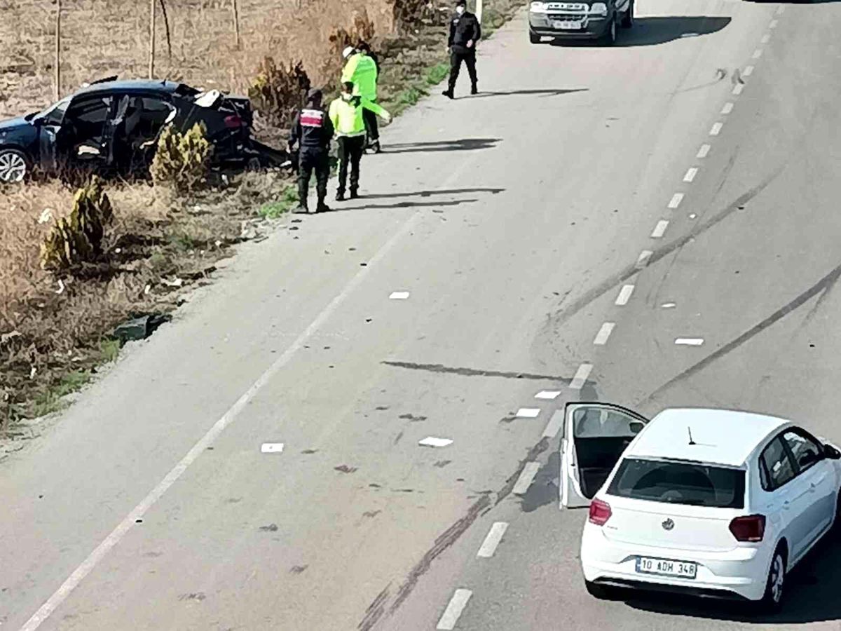 Yolun ortasında durdu, refüje uçtu