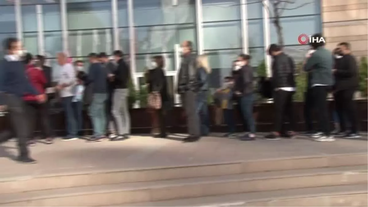 16\'ncı Ankara Kitap Fuarında, kitap severler pandemiye rağmen uzun kuyruklar oluşturdu