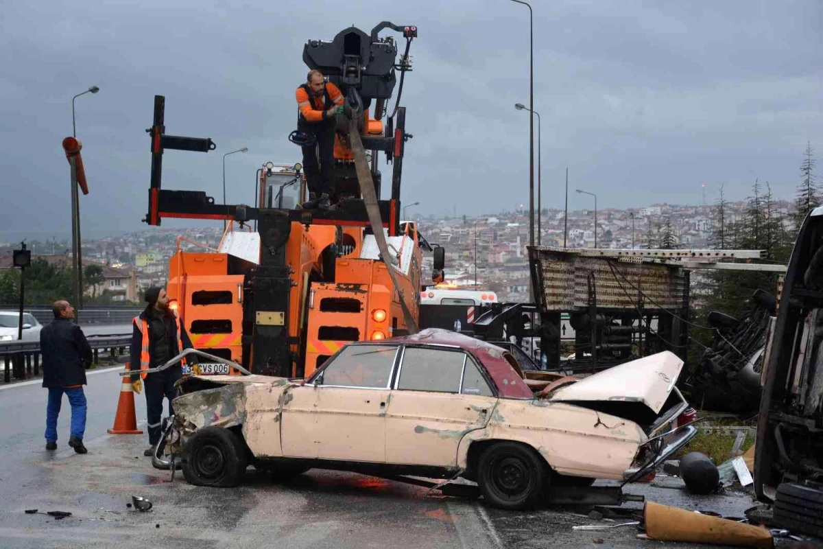 Arızalanan aracı yolcularla birlikte taşıyan çekici TEM\'de devrildi