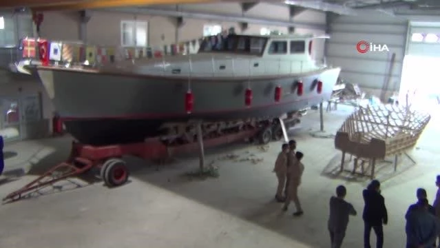 Ayvalık'ta denizcilik lisesi öğrencilerinden ilk gemi
