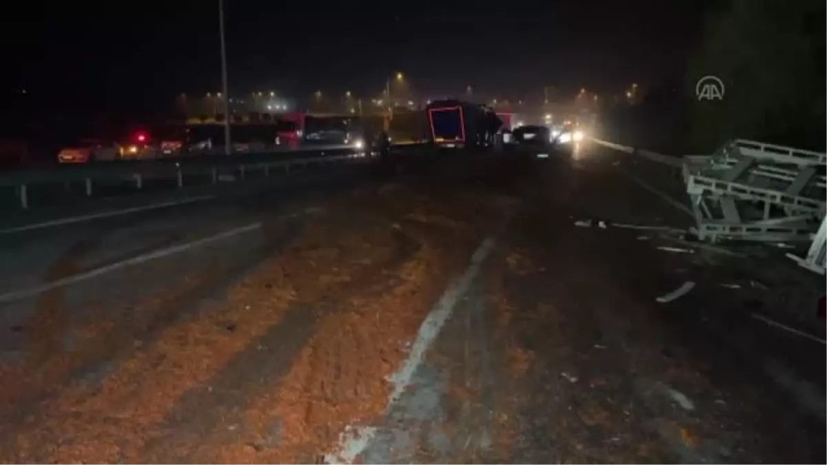 BALIKESİR - Yola dökülen salçalar nedeniyle kayan 18 araç çarpıştı, bir kişi öldü, 10 kişi yaralandı