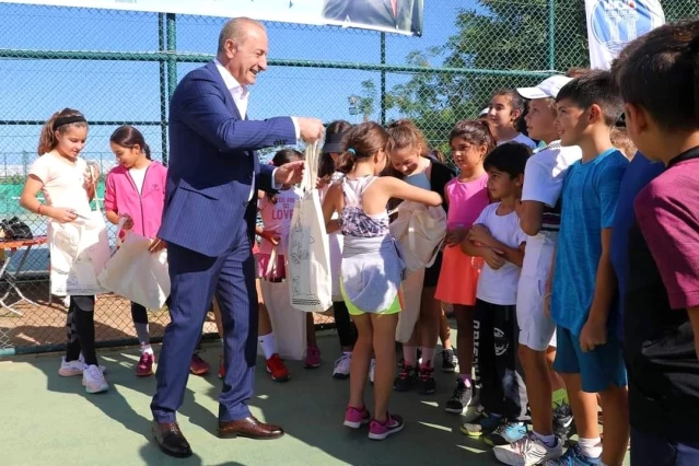 Başkan Atabay tenisçilerle bir araya geldi