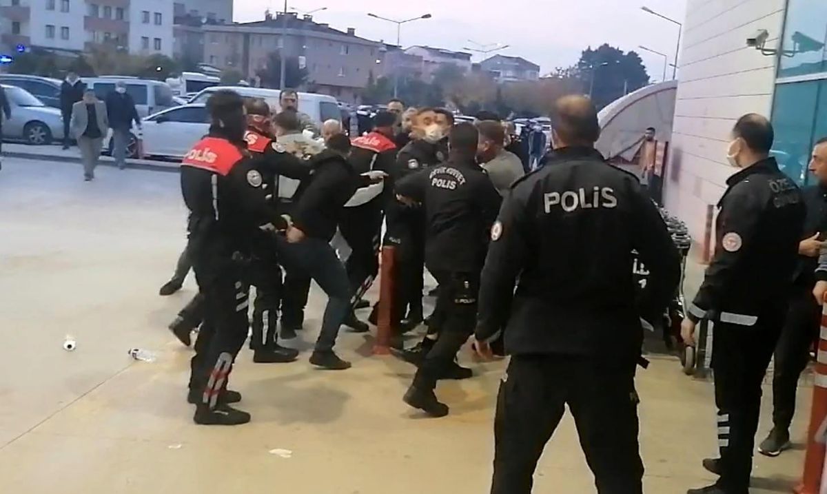 Son dakika haber: Bıçaklı kavgada 3 nakliyeci yaralandı, hastane önünde kavga devam etti