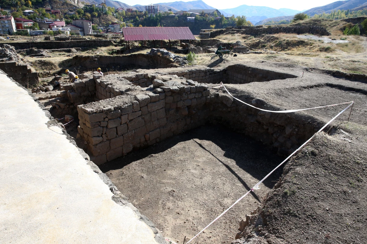 Bitlis Kalesi\'ndeki arkeolojik kazılarda sikke ve seramikler bulundu