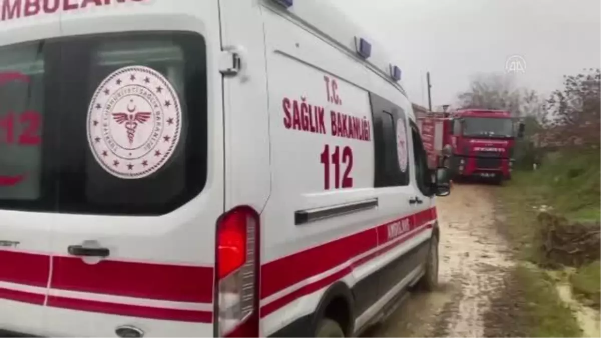 Devrilen traktörün altında kalan sürücü öldü