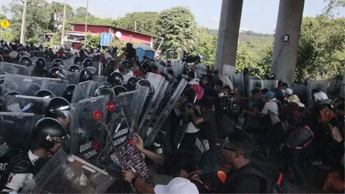 Meksika\'da yaşam şartlarını protesto eden göçmen halk, başkente yürümeye başladı