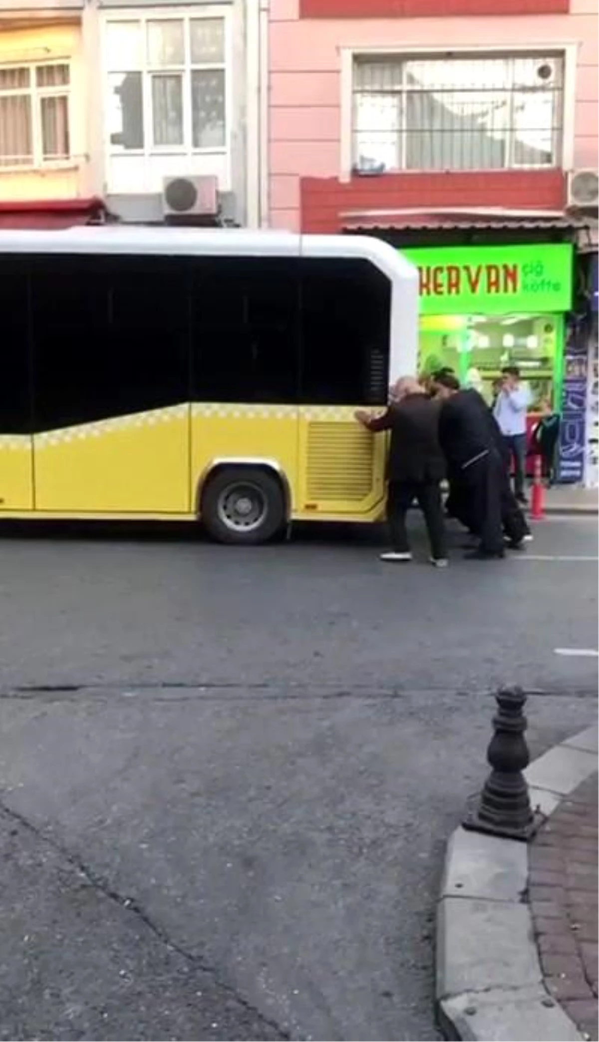 Fatih\'te arızalanan İETT otobüsünü vatandaşlar itti