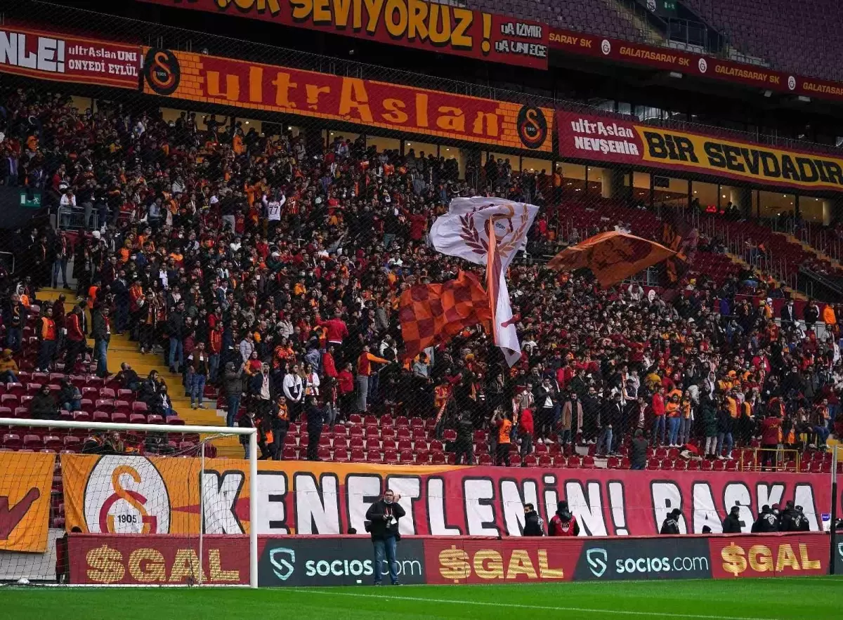 Galatasaray, Beşiktaş derbisi son idmanını taraftara açık yaptı