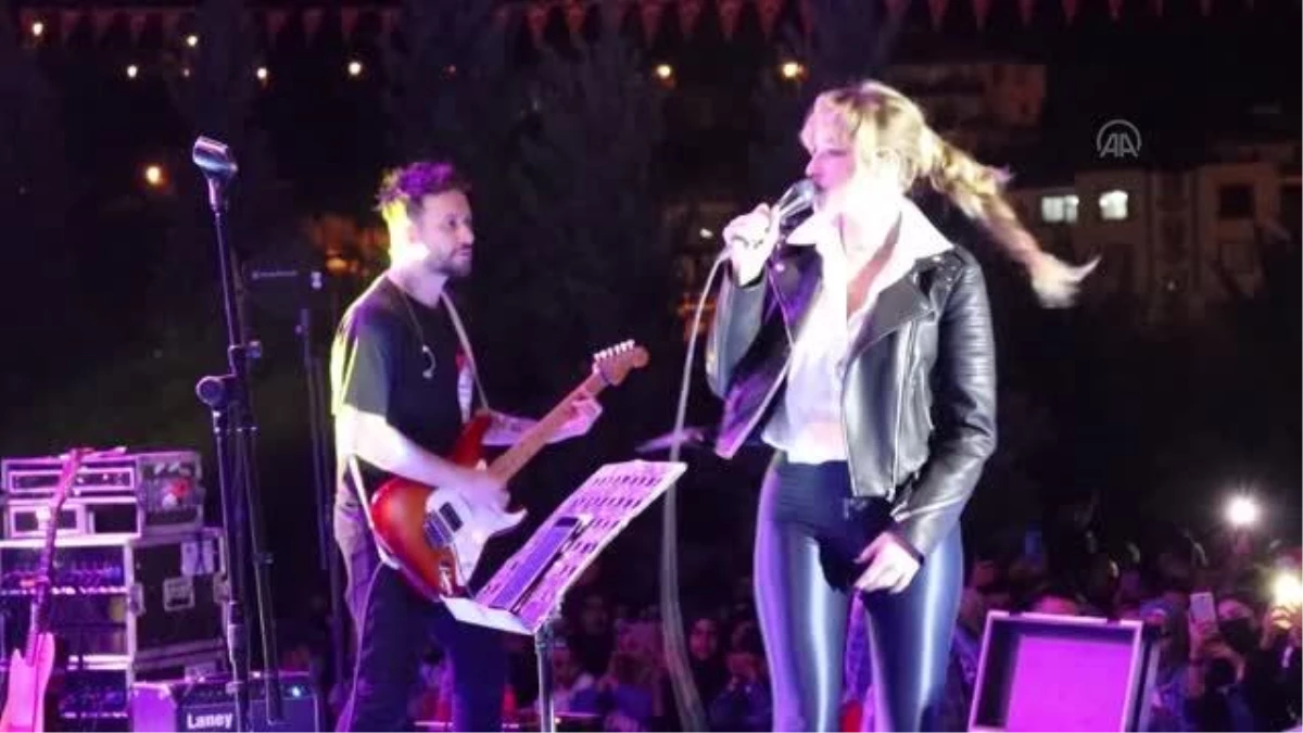 Güliz Ayla ve Mustafa Ceceli konser verdi