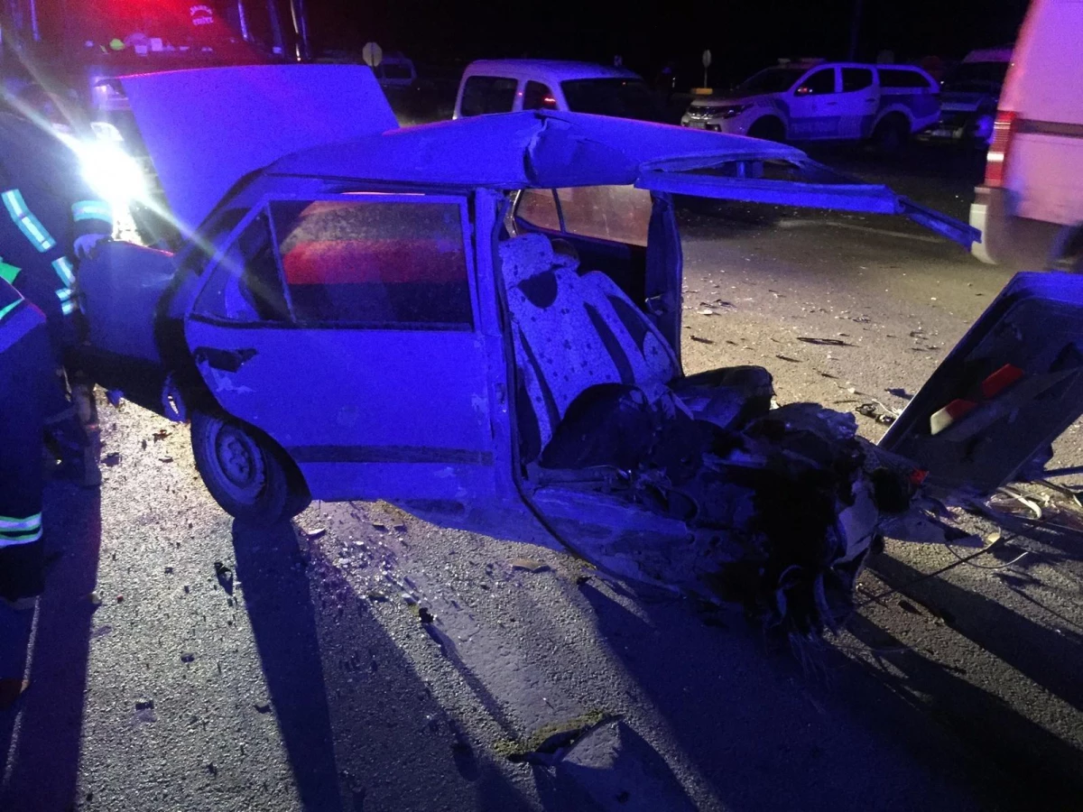 Son dakika haberleri... Isparta\'da kaza sonrası otomobil ikiye bölündü: 4 yaralı