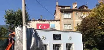 Kamyon çarpan türbenin duvarı onarılmayı bekliyor