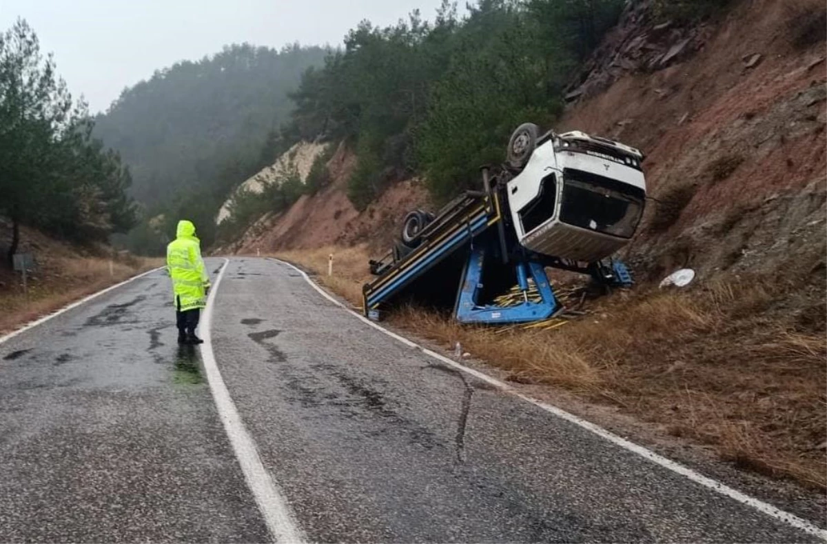 Karabük\'te devrilen kamyonetteki 2 kişi yaralandı