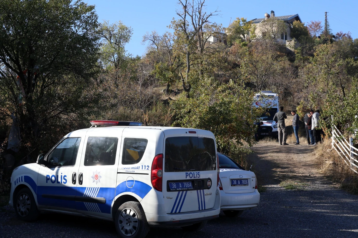 Son dakika haber! Kayseri\'de ağaca düşen yamaç paraşütçüsü öldü