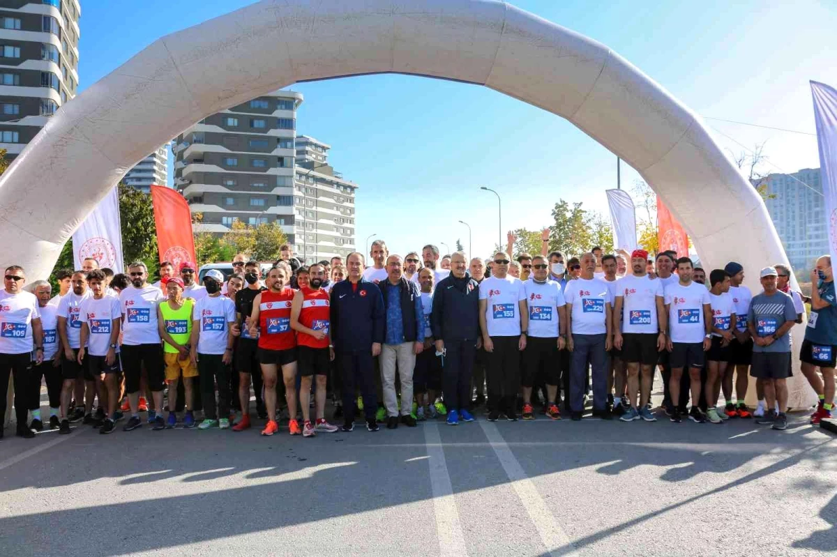 Konya\'da vatandaşlar Cumhuriyet koşusunda bir araya geldi