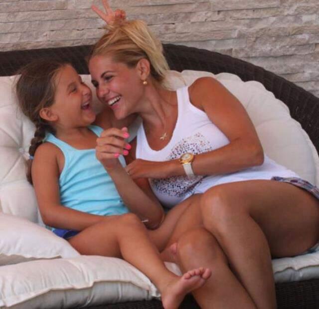 Emine Ün'ün kardeşini görenler aynı yorumu yapıyor! Güzelliği hayran bıraktı