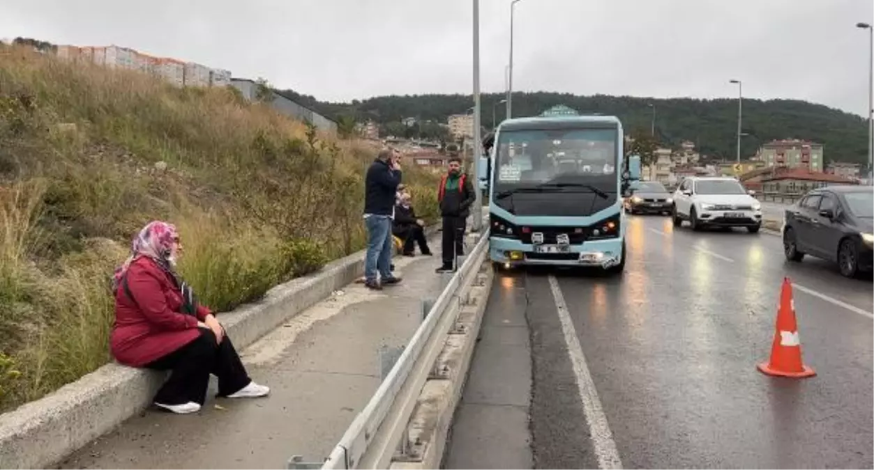 Son dakika haberi! MALTEPE\'DE YAĞMURUN KAYGANLAŞTIRDIĞI YOLDA ART ARDA İKİ KAZA