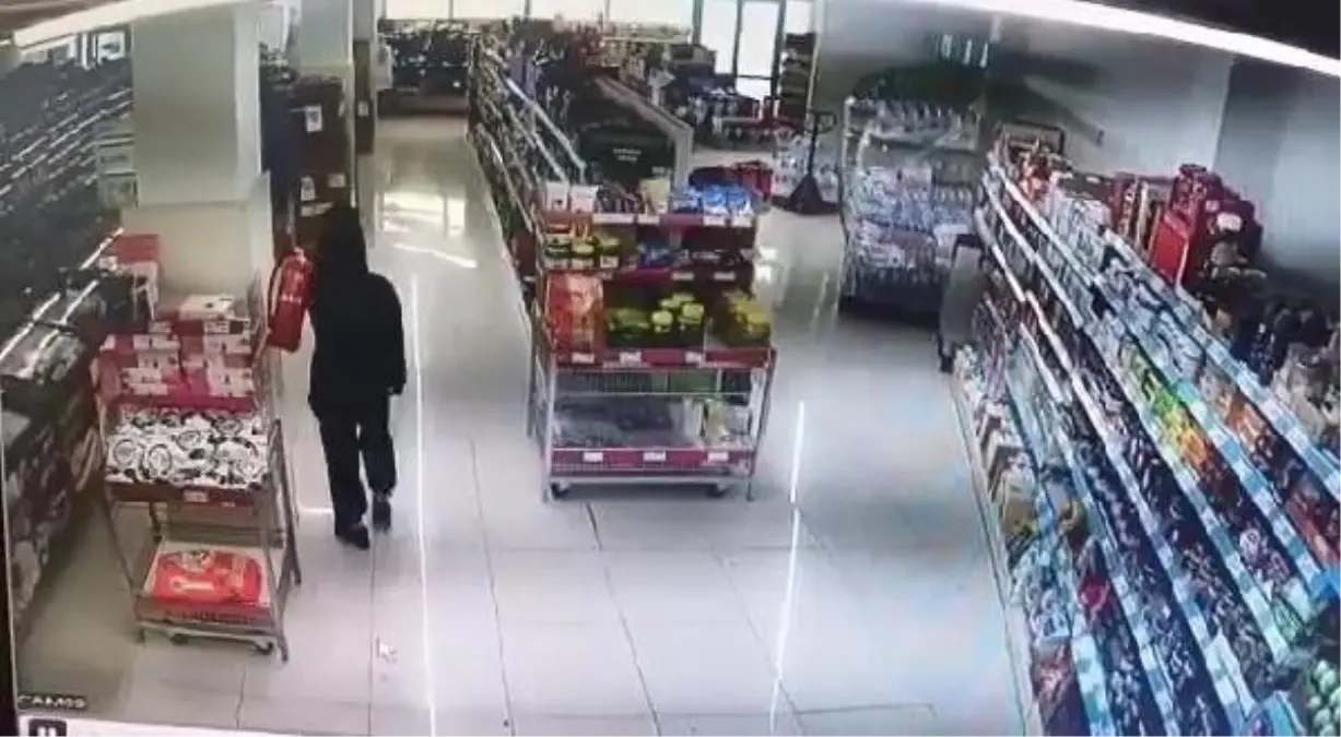 MÜŞTERİNİN ÇARPTIĞI YANGIN TÜPÜNDEKİ KÖPÜK, MARKETİ BEYAZA BÜRÜDÜ