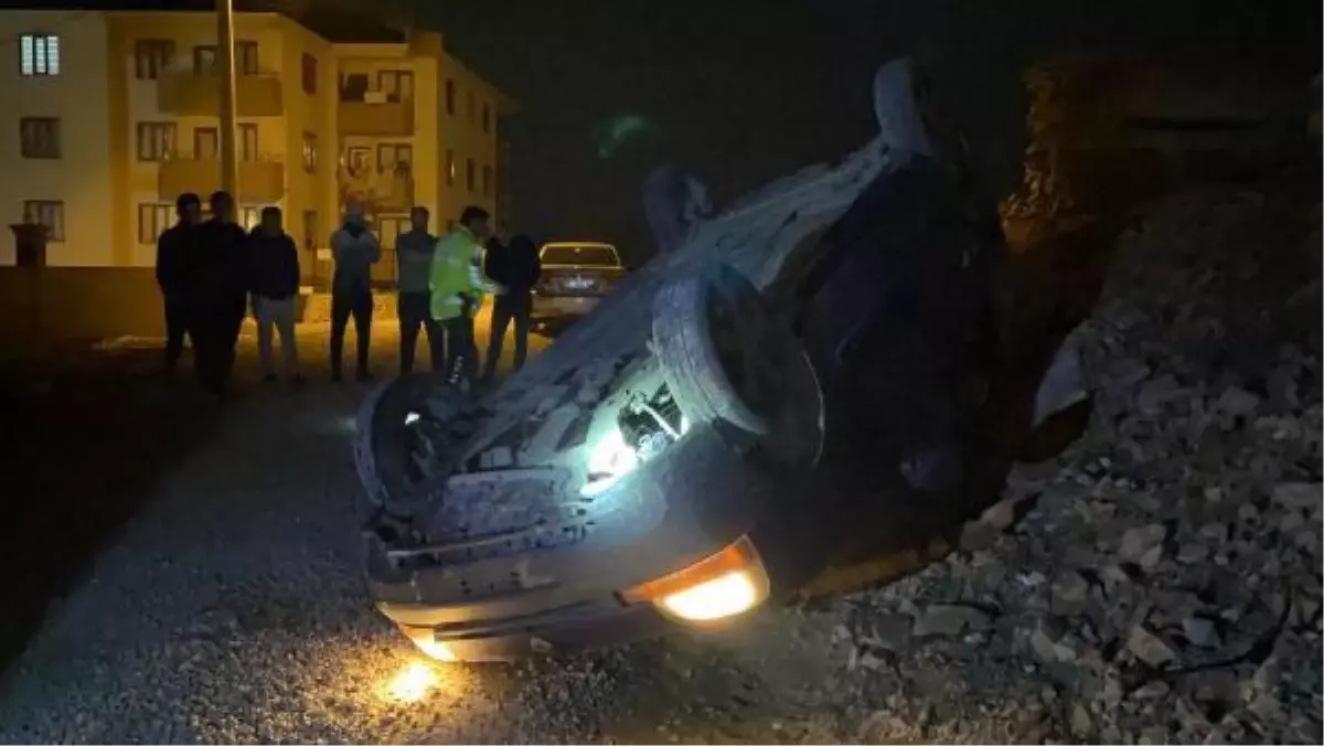 POLİSTEN KAÇARKEN TAKLA ATAN HAFİF TİCARİ ARAÇTAKİ 3 KİŞİ, YAYA OLARAK KAYIPLARA KARIŞTI