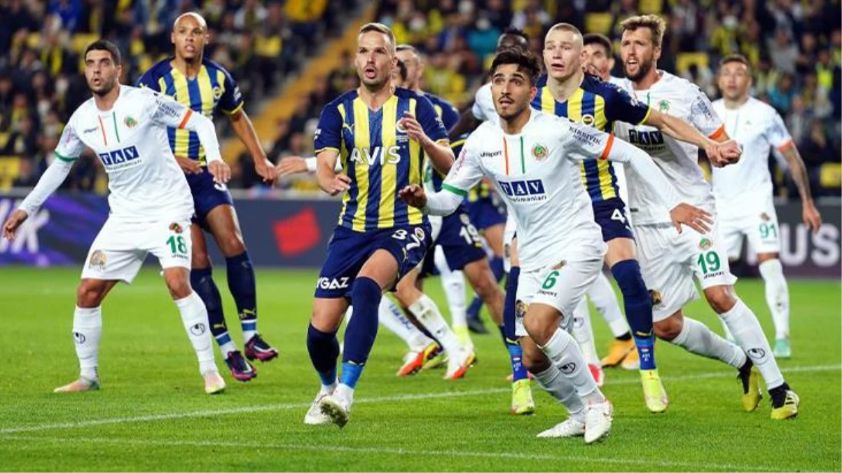 Kanarya zirve yolunda ağır yara aldı! Fenerbahçe, sahasında Alanyaspor\'a 2-1 mağlup oldu