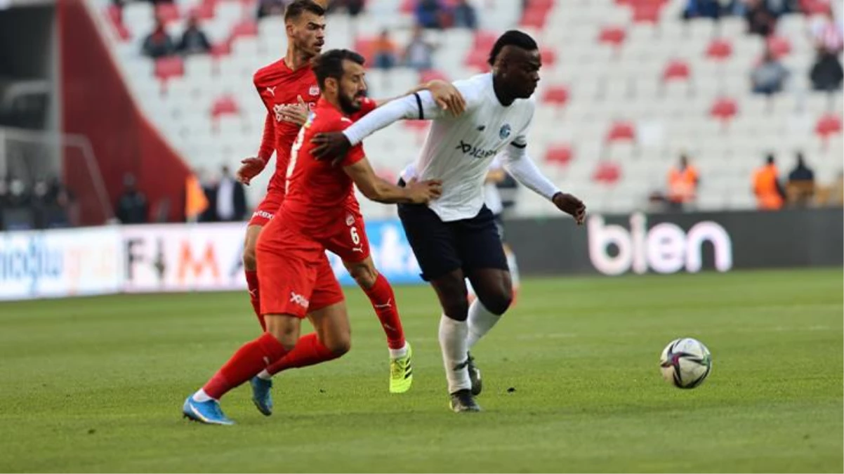 Sivas\'taki çılgın maçta Balotelli gündem oldu! Adana Demirspor, 1 puanı son saniyede kurtardı