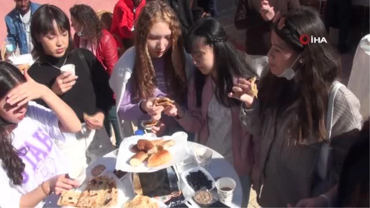 Uluslararası öğrenciler, yufka açıp gözleme pişirdi