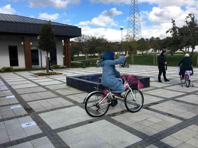 40 yaş üstü kadınlar, ilk defa bisiklet sürmenin heyecanını yaşadı