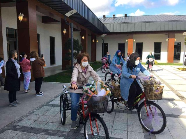 40 yaş üstü kadınlar, ilk defa bisiklet sürmenin heyecanını yaşadı