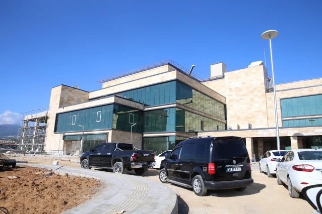 AK Parti Hatay Milletvekili Hüseyin Yayman Samandağ'daki hastane inşaatını inceledi