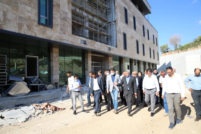 AK Parti Hatay Milletvekili Hüseyin Yayman Samandağ'daki hastane inşaatını inceledi