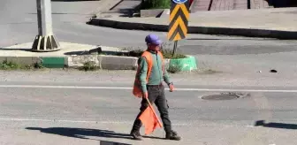 Artvin'de yol güvenliğini sağlayan işçi araç geçişlerini orkestra şefi gibi yönetiyor