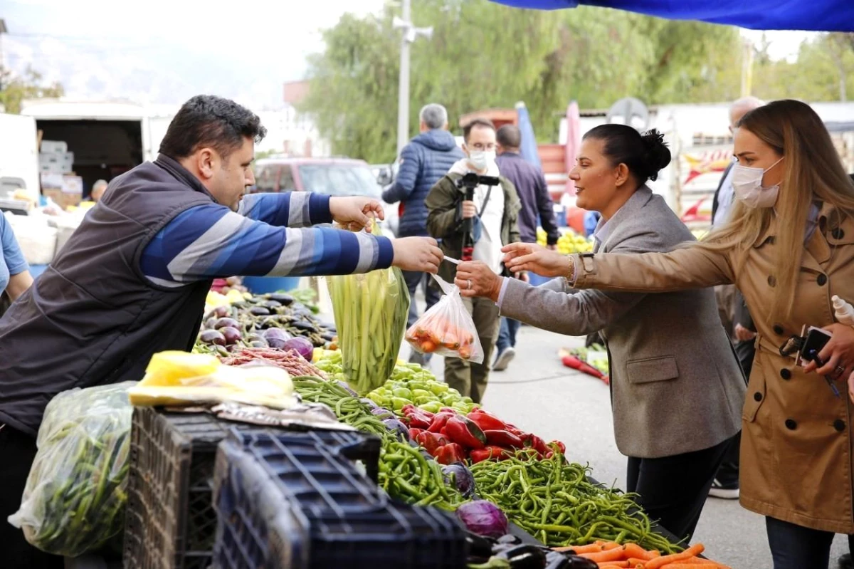 Başkan Çerçioğlu pazarda vatandaşlarla buluştu