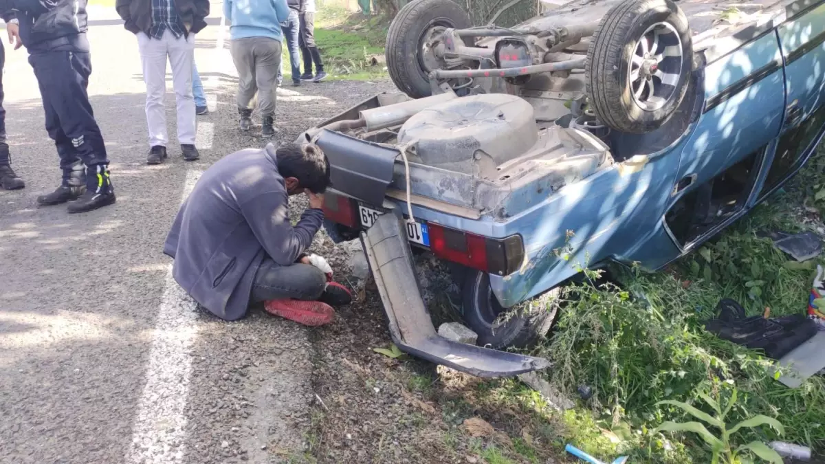 Kaza yapan sürücü devrilen otomobilinin yanında gözyaşı döktü