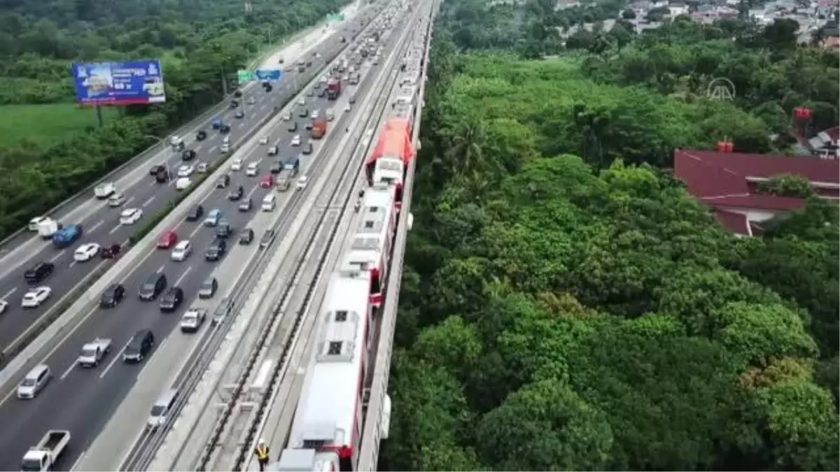 Endonezya\'da test seferi yapan iki yolcu treni çarpıştı